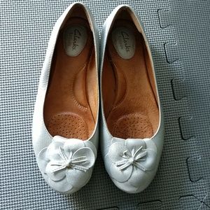 Clarks artisan silver flats